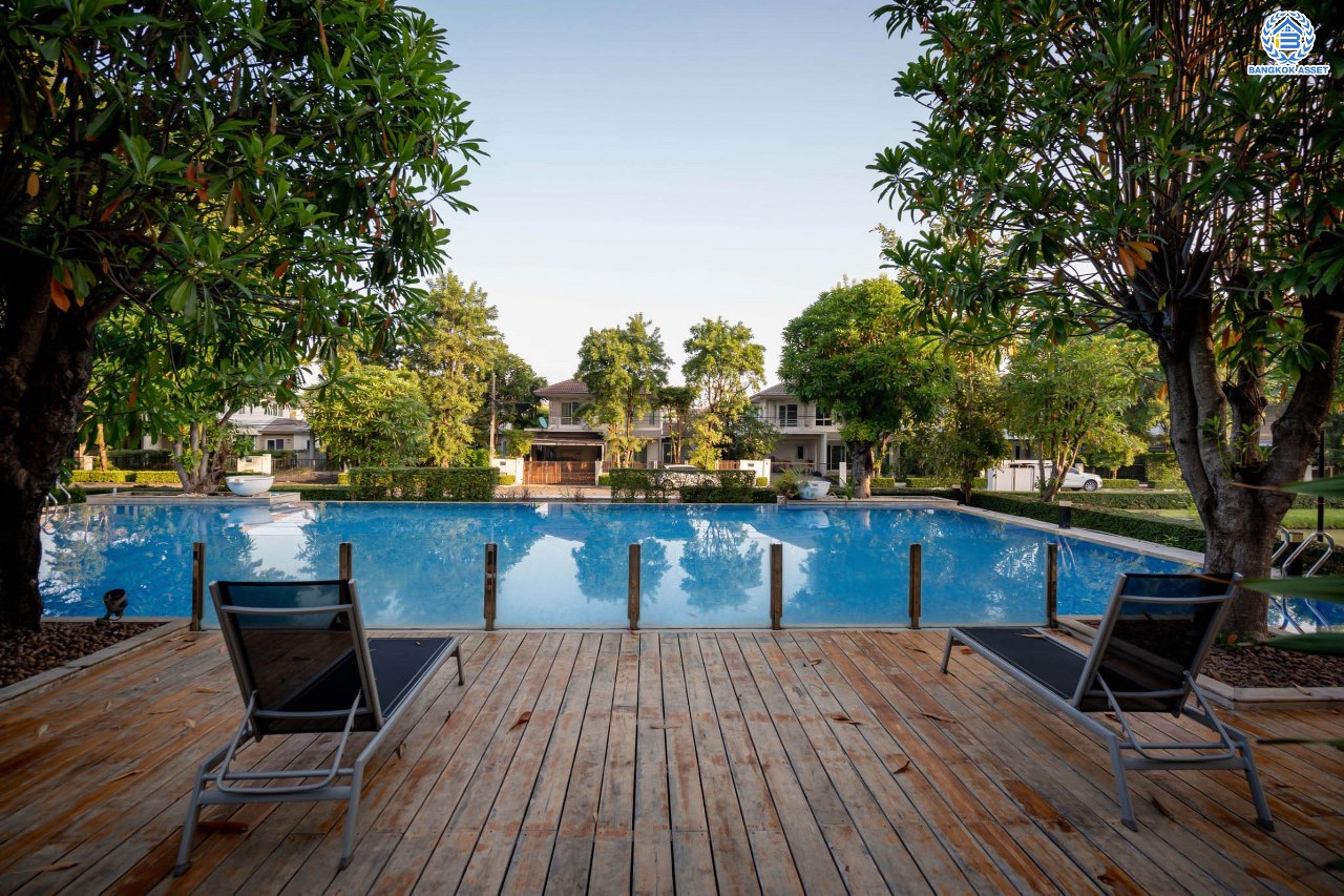 บ้านเดี่ยวมือสอง จากแบรนด์ LH โครงการ ชัยพฤกษ์ วัชรพล หลังใหญ่ เนื้อที่ 55.4 ตร.ว. ฟังก์ชัน 3 ห้องนอน 3 ห้องน้ำ จอดรถได้ 2 คัน พร้อม Facilities ครบครัน บนทำเลเดินทางสะดวก ติดถนนสุขาภิบาล5 เชื่อมต่อหลายเส้นทาง ใกล้ทางด่วน "ฉลองรัช" และรถไฟฟ้าสายสีเขียว "สถานีสายหยุด"